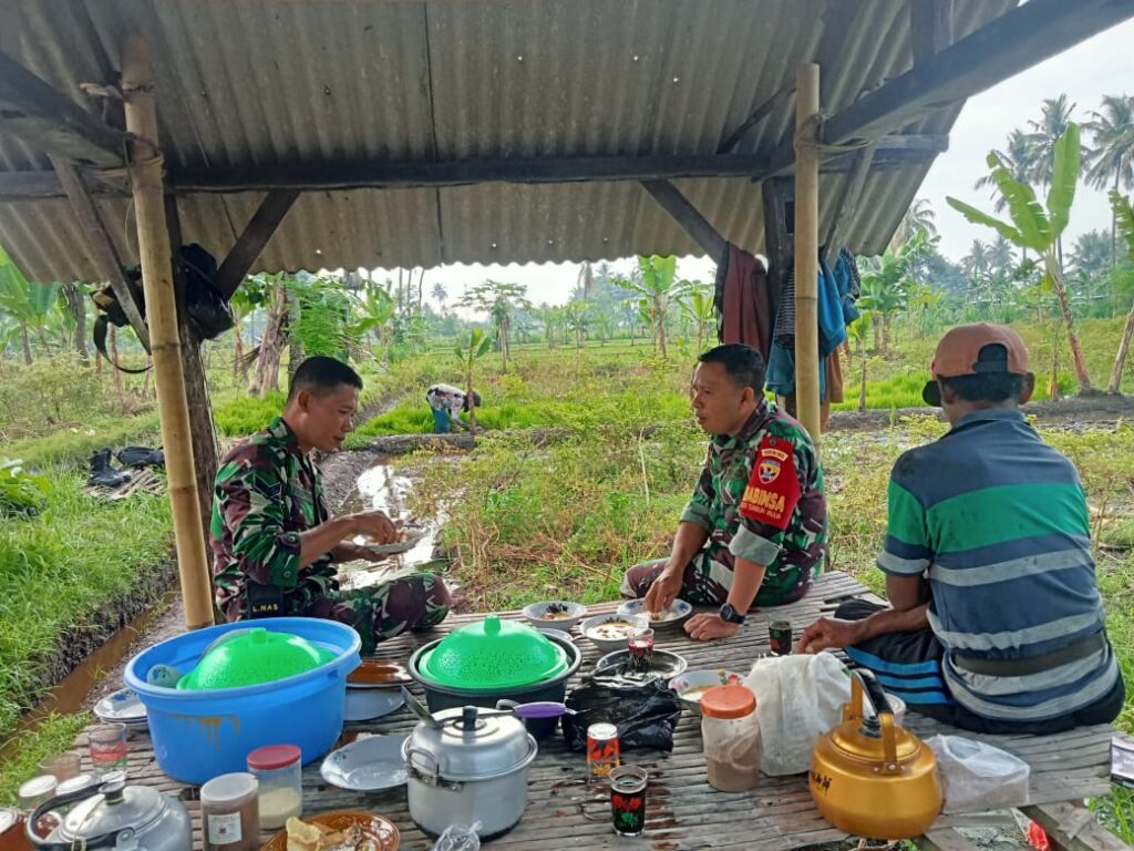 Babinsa Koramil 1615-01/Selong Dampingi Petani di Dusun Kecegem