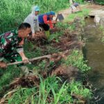 Maksimalkan Fungsi Irigasi, Babinsa Karanggondang Bersama Warga Bersihkan Saluran Irigasi