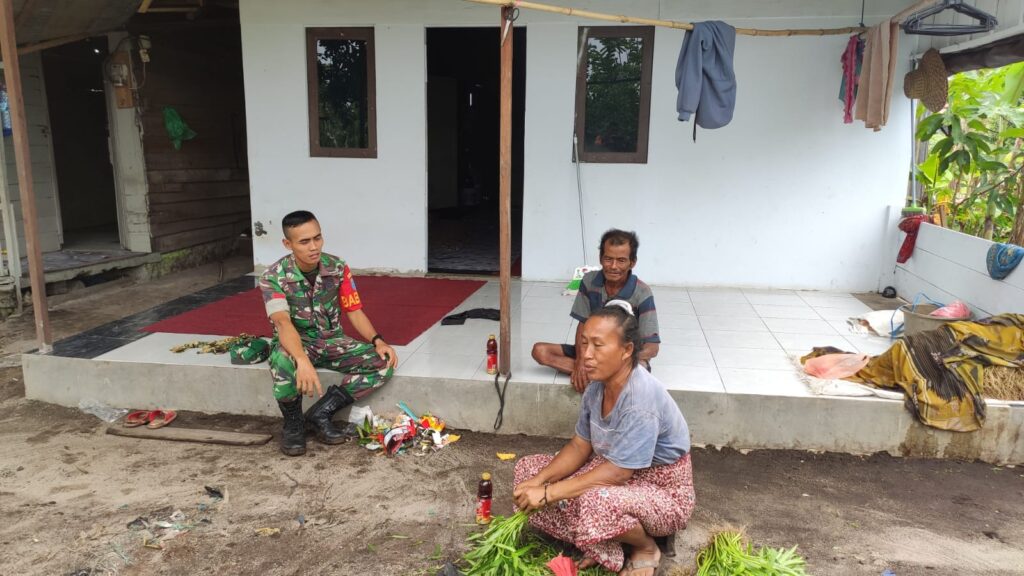 Jalin Hubungan yang Baik, Babinsa 1015-12/Seruyan Tengah Melaksanakan Komsos Dengan Masyarakat Desa Binaan