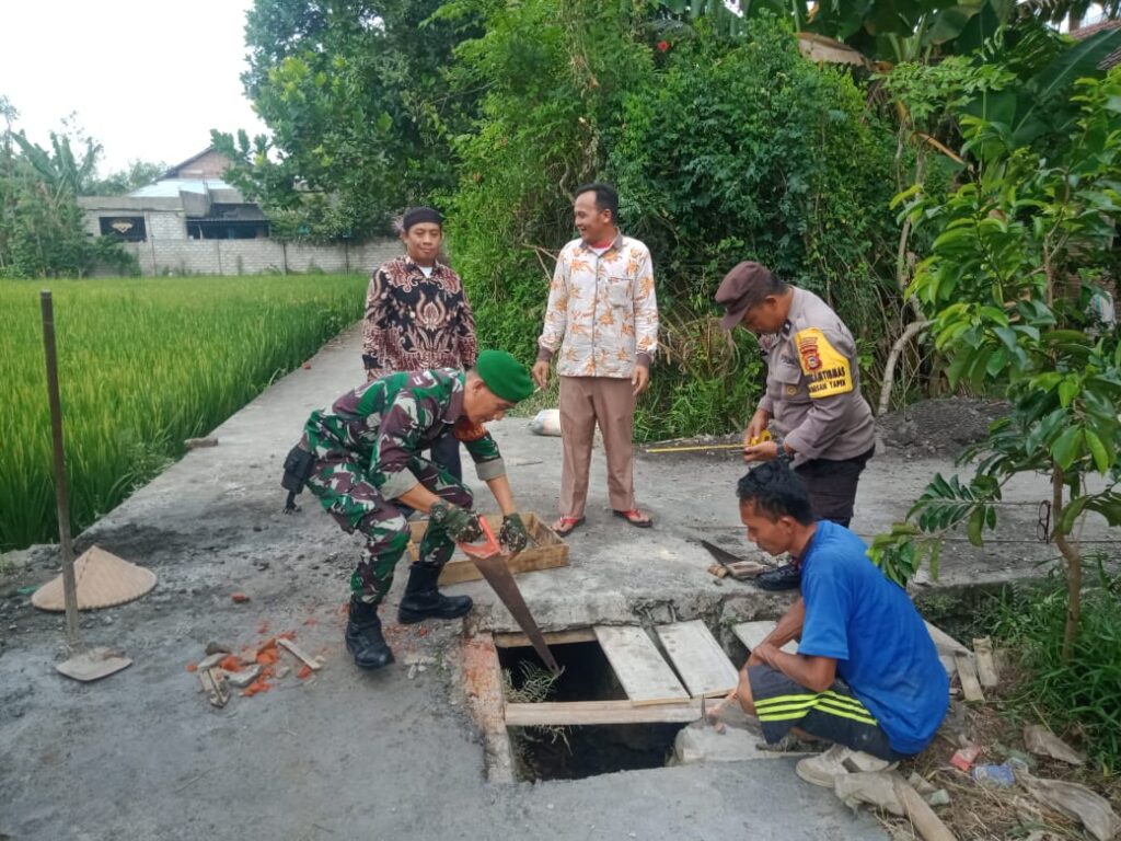 Babinsa Dampingi Warga Rabat Jalan di Desa Dasan Tapen