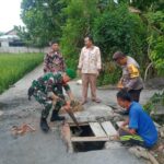 Babinsa Dampingi Warga Rabat Jalan di Desa Dasan Tapen