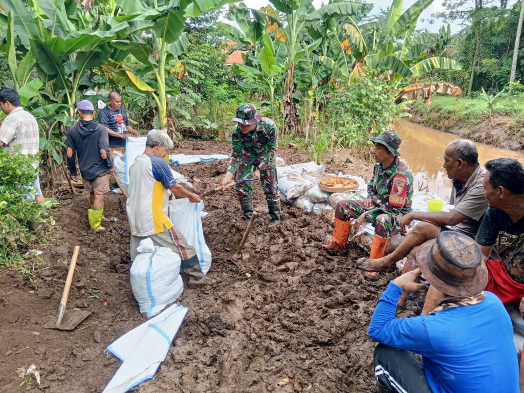 Perbaiki Tanggul Yang Jebol, Babinsa Dan Warga Gotong Royong