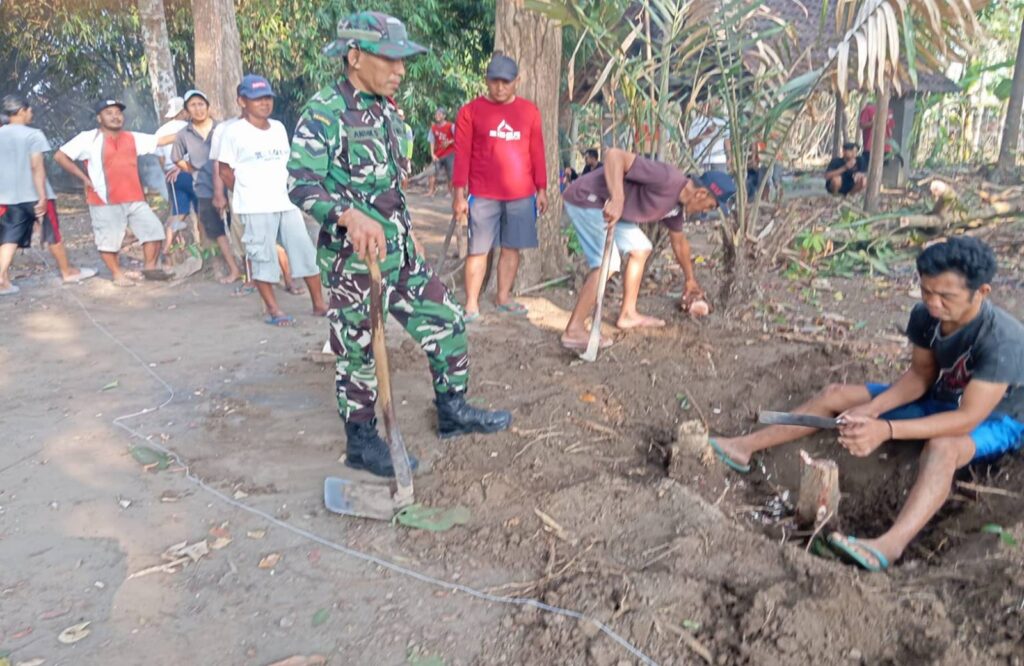 Babinsa Klampok Bersama Warga Gotong Royong Bersihkan Lingkungan Jalan Menuju Makam Pepunden Desa