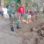 Babinsa Klampok Bersama Warga Gotong Royong Bersihkan Lingkungan Jalan Menuju Makam Pepunden Desa