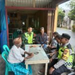 Babinsa Koramil 09/Samatiga Sertu Buchari Muslim Melaksanakan Komsos Dengan Warga Binaan dalam Rangka Rencana Kegiatan Isra Mi’raj di Desa Pinem, Kecamatan Samatiga