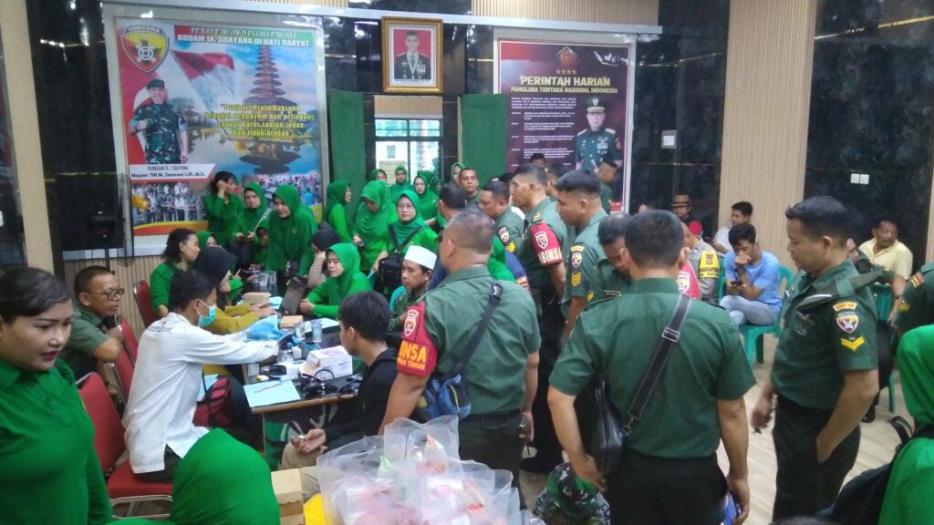 Bhakti Sosial Donor Darah Warnai HUT Korem 162/WB dan Persit