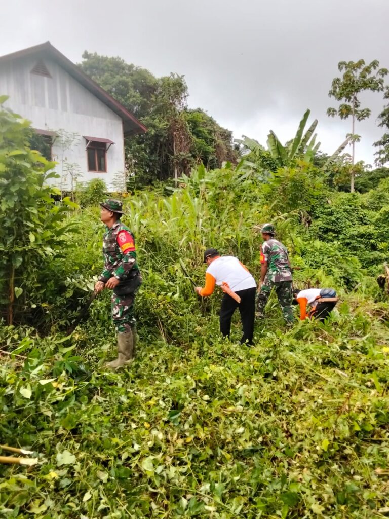 Babinsa 02/Long Pahangai Mengikuti Gotong Royong di Halaman Kantor Desa