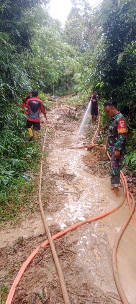 Babinsa Koramil 06/Damai Membantu Penanganan Bencana Alam Tanah Longsor di Kampung Sempan