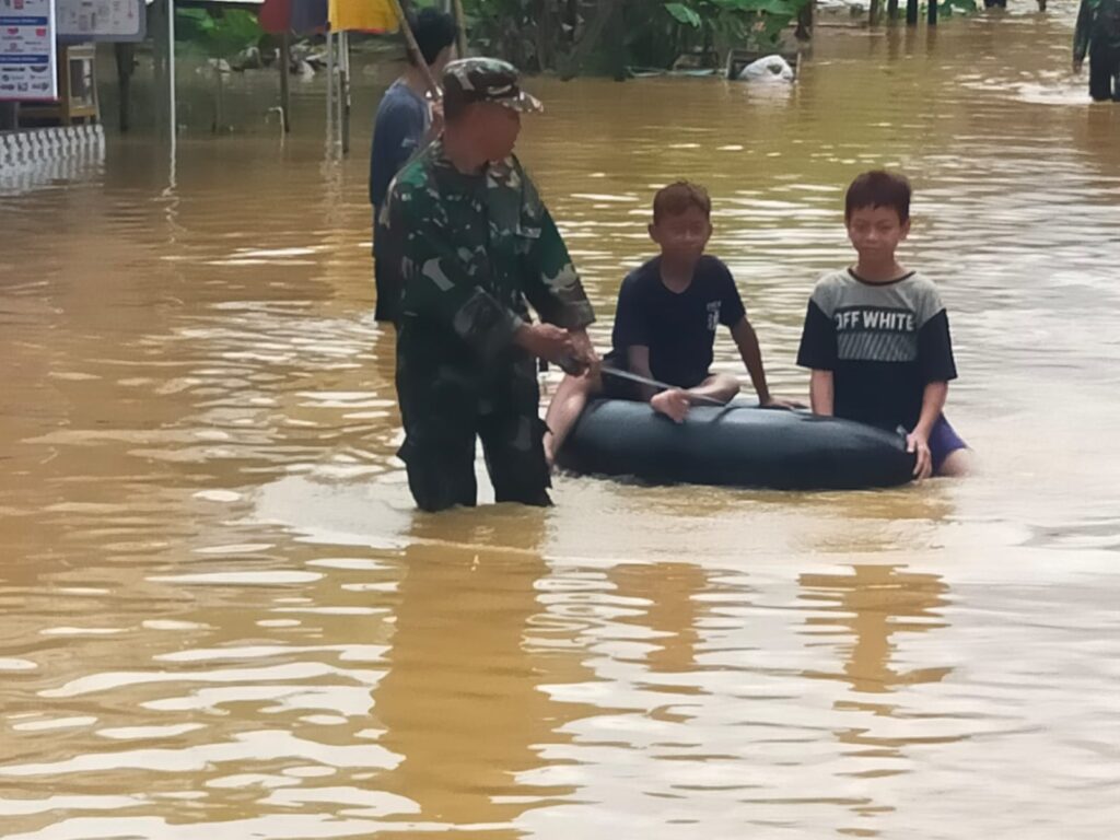 Korban Banjir Dikecamatan Pengaron Dibantu Babinsa Dan Petugas Gabungan Bencana