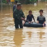 Korban Banjir Dikecamatan Pengaron Dibantu Babinsa Dan Petugas Gabungan Bencana