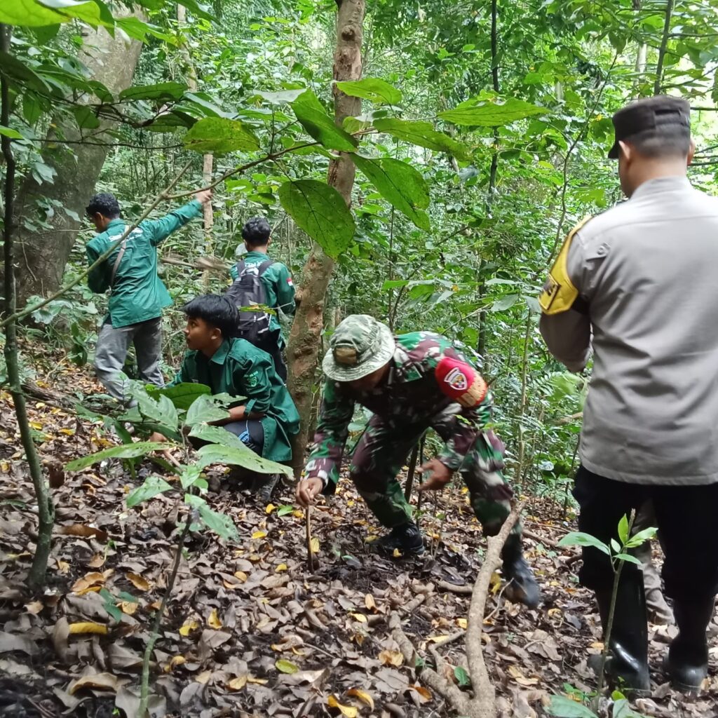 Babinsa Gondang Pimpin Aksi Tanam Pohon Kemiri