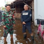 Babinsa Martapura Terus Pantau Perkembangan Situasi Bencana Banjir Dikelurahan Keraton