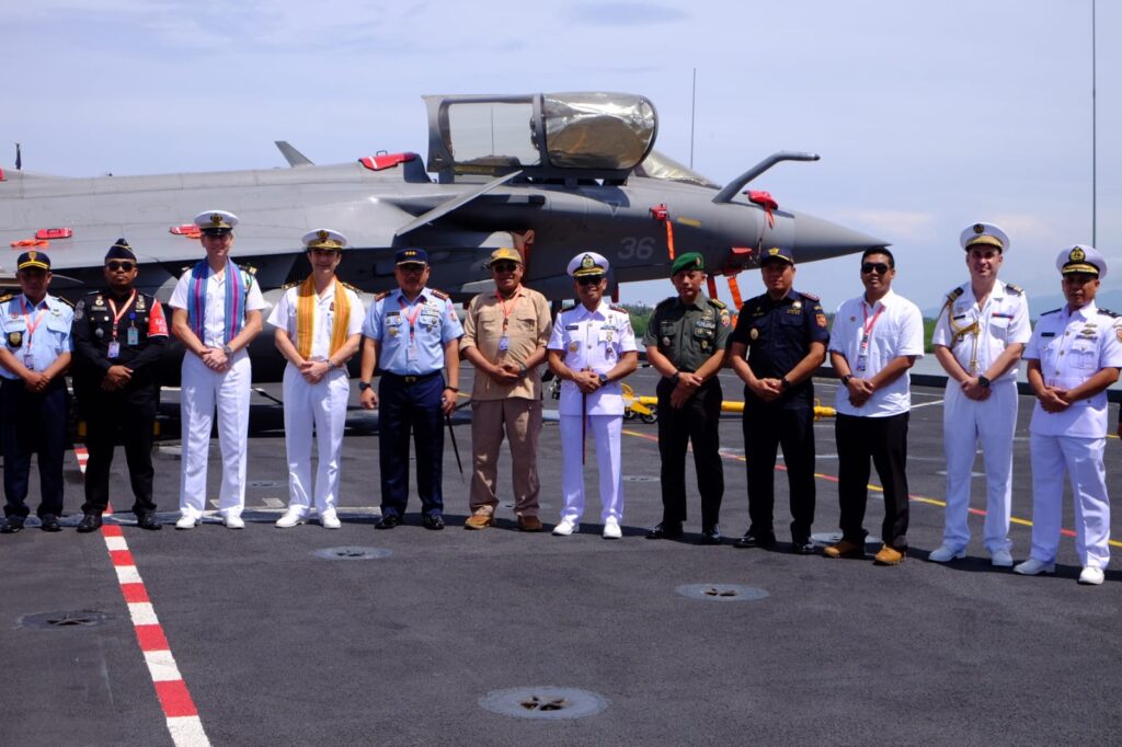 Kapal Perang Perancis Charles de Gaulle Bersandar di Lombok Barat