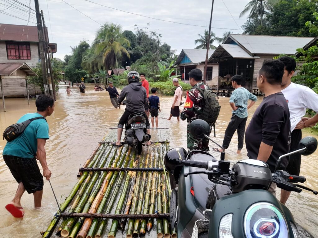 Gunakan Sarana Rakit Bambu ” Ini Yang Dilakukan Babinsa Bantu Warga Terdampak Banjir