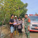 Babinsa Desa Keliling Benteng Ulu Martapura Salurkan Bantuan Kewarga Korban Banjir 