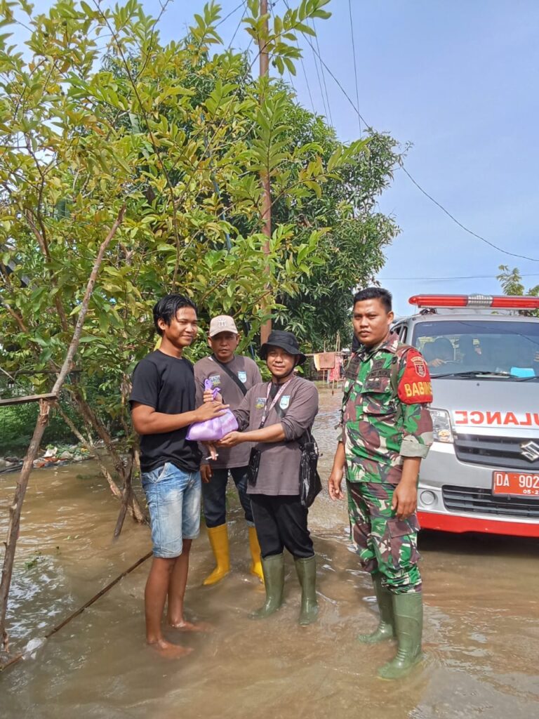 Babinsa Desa Keliling Benteng Ulu Martapura Salurkan Bantuan Kewarga Korban Banjir 