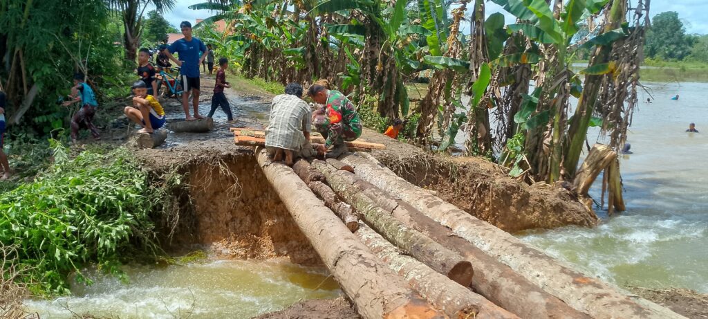 Babinsa dan Warga Masiraan Bersatu Bangun Jembatan Darurat, Bukti Nyata Sinergitas TNI dan Rakyat