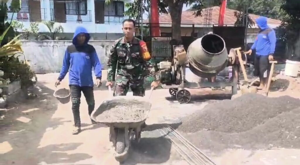 Kerja Bakti Babinsa bersama Warga Perluas Bangunan Musholla