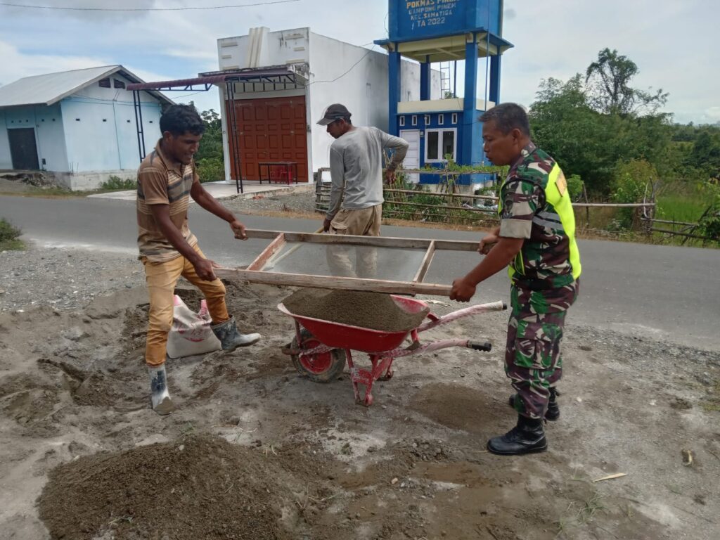 Membantu Warga, Babinsa Koramil 09/Samatiga Kodim 0105/Abar Serda Heru Santoso Mengayak Pasir untuk Pengecoran Pondasi Rumah