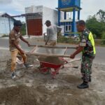 Membantu Warga, Babinsa Koramil 09/Samatiga Kodim 0105/Abar Serda Heru Santoso Mengayak Pasir untuk Pengecoran Pondasi Rumah