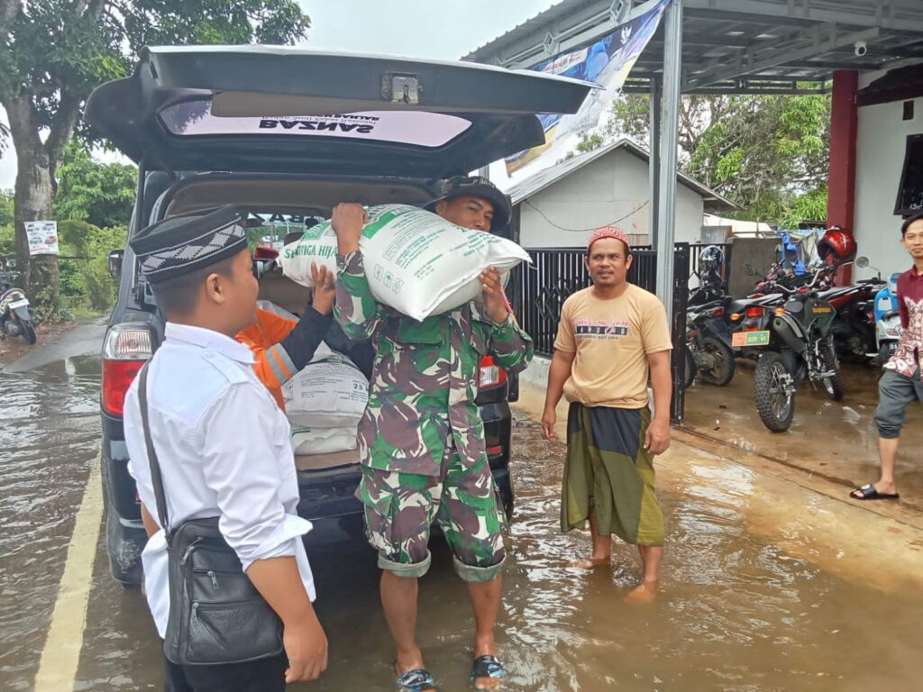 Dibantu Babinsa Salurkan   450 Paket Sembako Kepada Warga Dampak Banjir Desa Pasayangan 