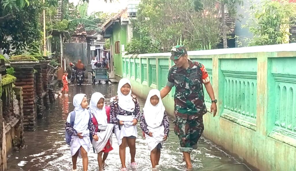 Peduli Warga, Serka Junaidi Datangi Lokasi Terdampak Banjir di Desa Kedawungkulon