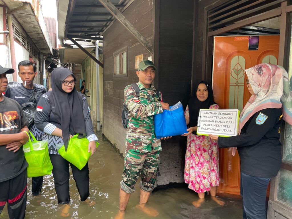 Babinsa Kembali Trobos Banjir ” Bantu Aparat Desa Salurkan Sembako 