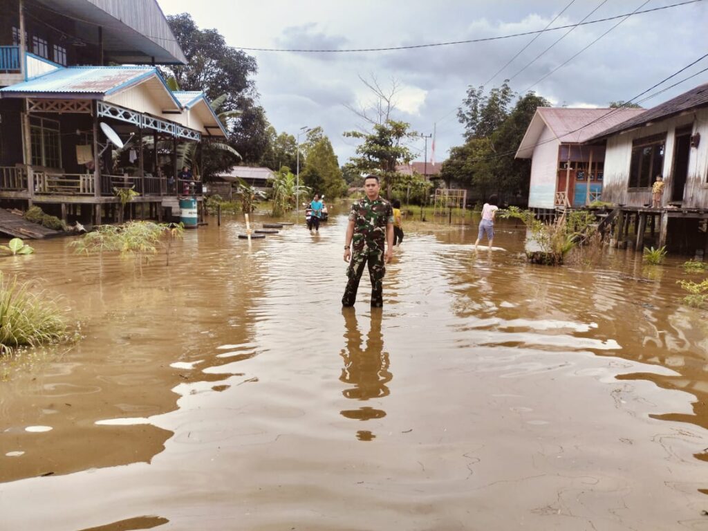 Pasca Hujan Deras, Babinsa Koramil 08/Muara Lawa Monitoring Banjir Luapan Sungai Lawa dan Sungai Kedang Pahu