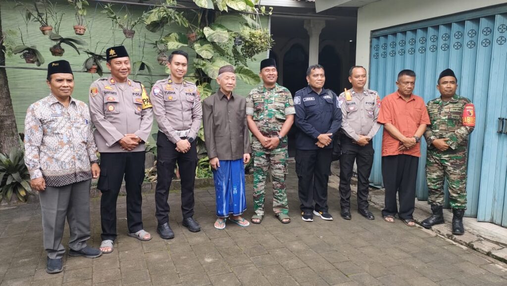 Jalin Silaturahmi Dengan Kalangan Ulama, Danramil Dampingi Kapolres Ke Ponpes