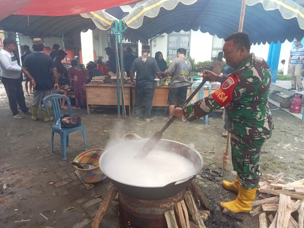 Kerja Keras Babinsa Dan Pemerintah Mabar “Dibantu Relawan Dirikan Dapur Umum Untuk Warga Terdampak Banjir 