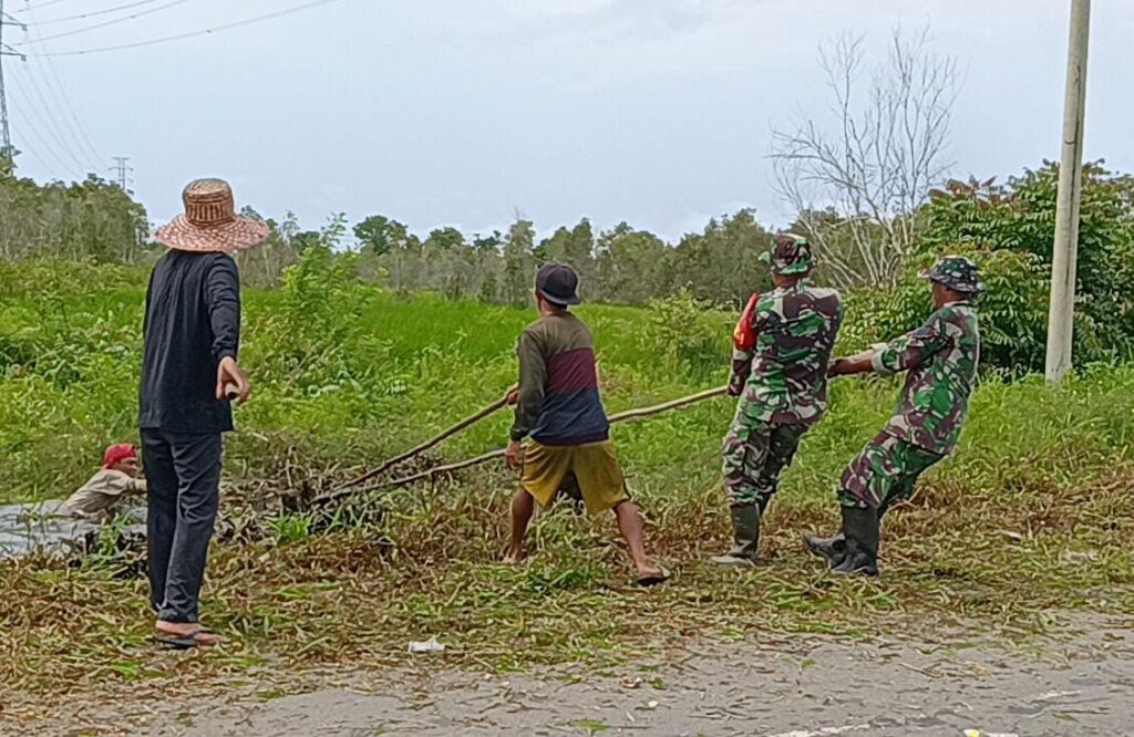 Personil Koramil 1006-08/Gambut Bersihkan Aliran Sungai Pasca Banjir di Desa Malintang