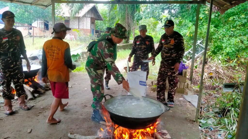 Posko Banjir Cinta Putri Bangun Dapur Umum ” Babinsa Bersama Petugas Dan Relawan Bagikan Sembako Nasi Bungkus 