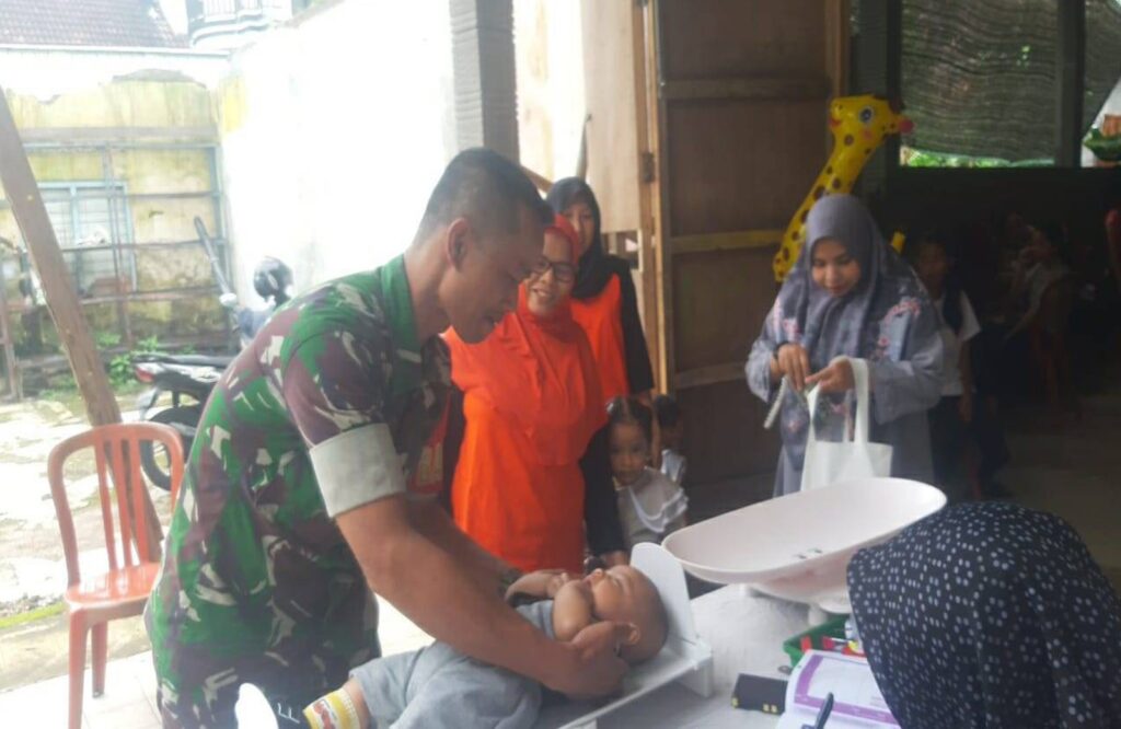 Babinsa Desa Siraman Dampingi Posyandu, Wujudkan Generasi Sehat Tanpa Stunting