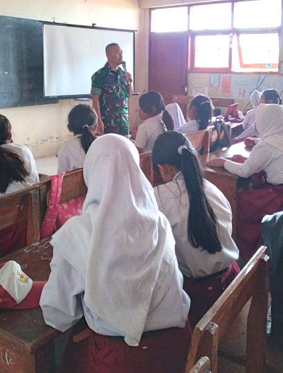 Babinsa Koramil 0819/24 Tutur Pimpin Upacara Bendera dan Berikan Wasbang kepada Siswa SDN 1 Ngadirejo