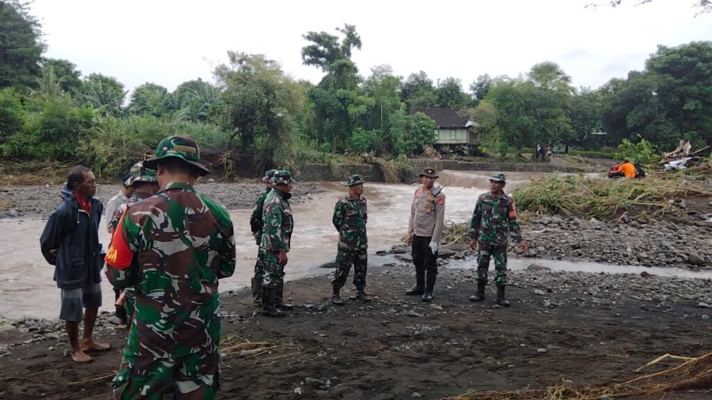 Tim Gabungan Bersama Warga Masih Melakukan Pencarian 6 Korban Banjir Bandang Wera Bima