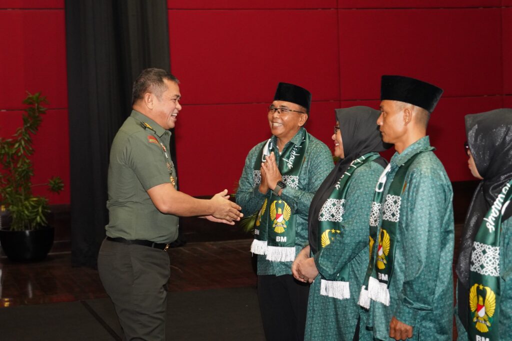 Wujud Penghargaan kepada Anggota, Kasad Berangkatkan 302 Calon Jamaah Umroh