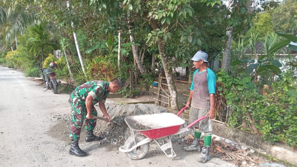 Babinsa Koramil 09/Samatiga Serda Heru Santoso Bantu Warga Binaan Melaksanakan Pengecoran Parit Pinggir Jalan Desa Leubok Kec Samatiga