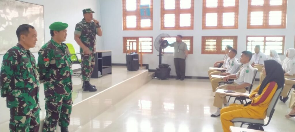 Gratis Menjadi Prajurit TNI ” Babinsa Banjarbaru Gencar Sosialisasikan Rekrutmen Disekolah