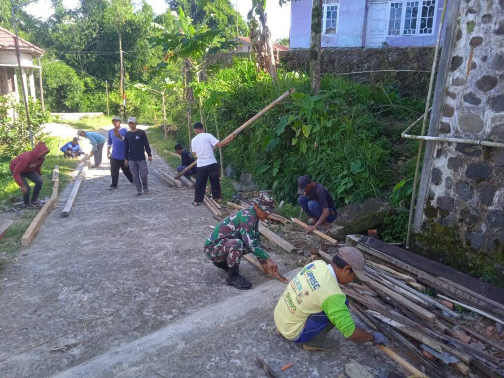 Babinsa Koramil 09/Kepil Bantu Warga Perbaiki Rumah Rusak Akibat Puting Beliung