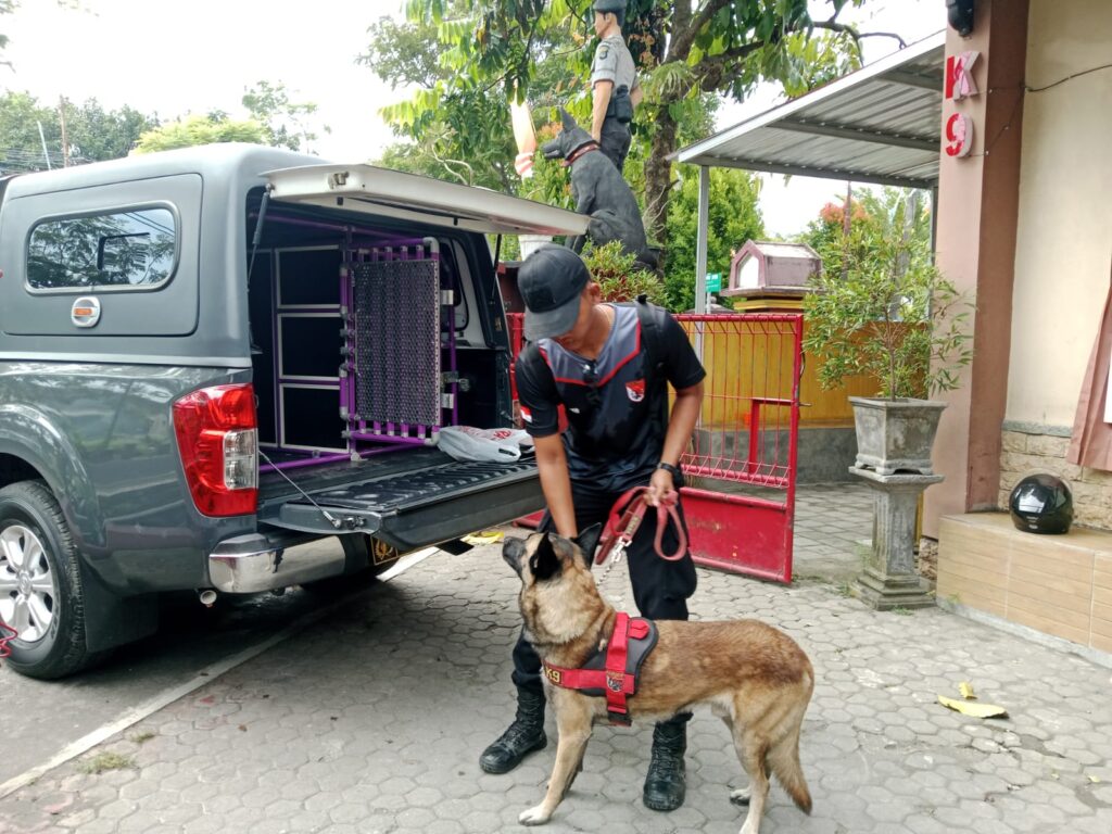 Polda NTB Kerahkan Polmas K9 Berkemampuan SAR Untuk Bantu Pencarian Korban Banjir di Bima