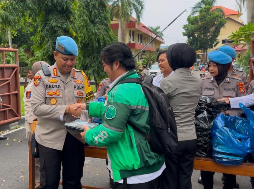 Polri Peduli: Bid Propam Polda NTB Bagikan 100 kotak Sarapan Gratis untuk Driver Ojek Online