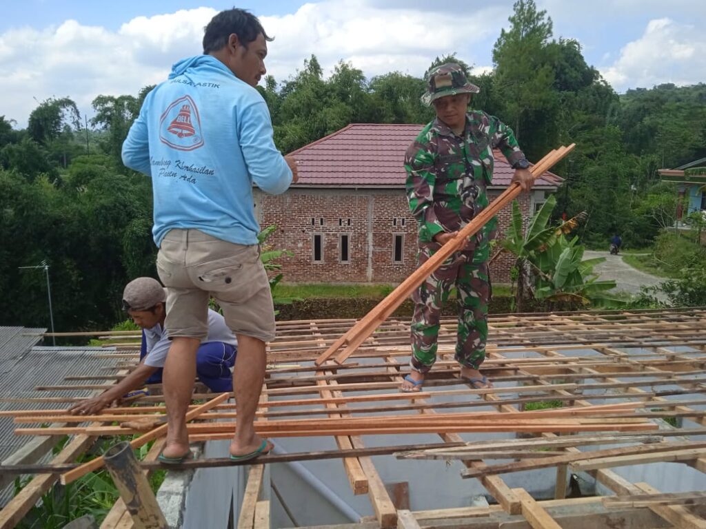 Babinsa Koramil 09/Kepil Bantu Warga Perbaiki Rumah Rusak Akibat Puting Beliung