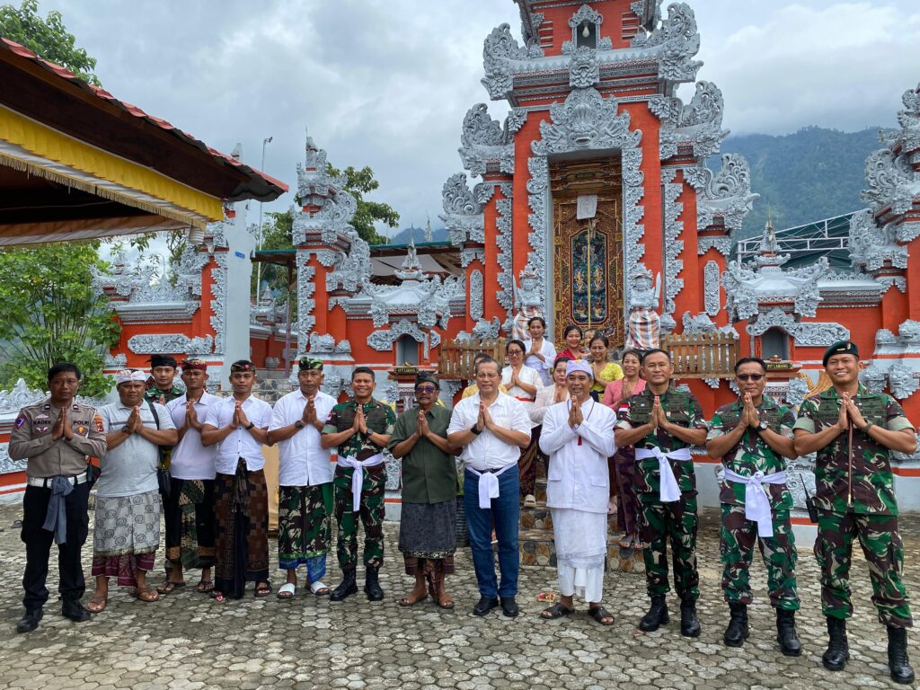 Kunjungan Letjen TNI I Nyoman Cantiasa di Pura Agung Giri Cyclop Komplek Yonif 751/VJS