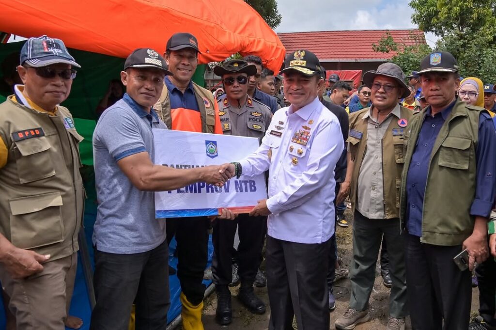 Kunjungi Korban Banjir Bandang di Nanga Wera Bima, Pj Gubernur NTB Beri Bantuan