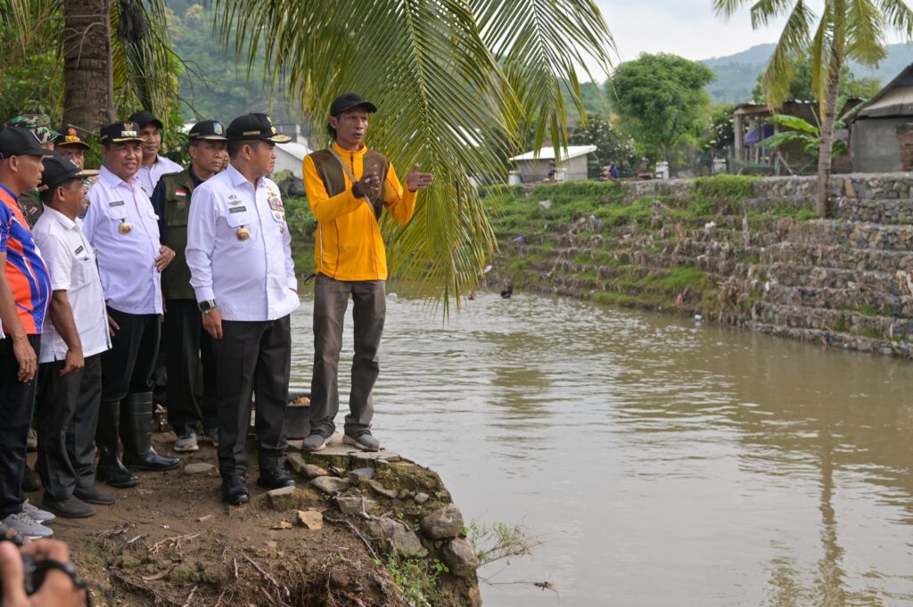 Pj. Gubernur NTB Akhiri Kunjungan di Bima dengan Menyambangi Korban Longsor dan Meninjau Sungai Rawan Banjir