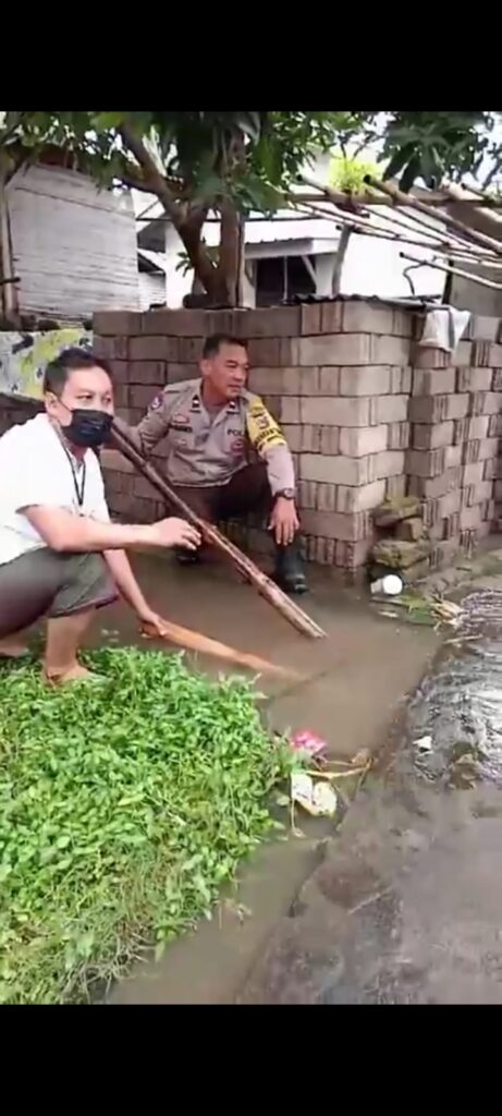 Cegah Banjir, Bhabinkamtibmas Bersama Warga Bersihkan Selokan