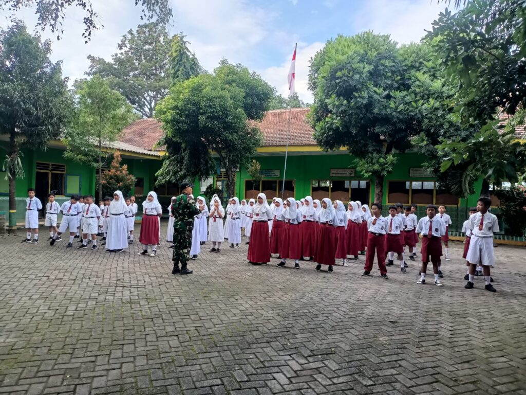 Bentuk Karakter Dan Disiplin Sejak Dini, Babinsa Latih Siswa-Siswi SDN Baris Berbaris