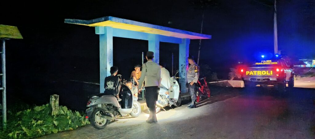 Patroli Rutin Polres Loteng Antisipasi Aksi Kenakalan Remaja Pada Malam Hari.