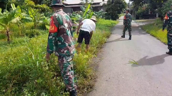 Lingkungan Kantor Desa Sungai Pinang Dibersihkan   Melalui Karya Bakti Koramil -01/SP