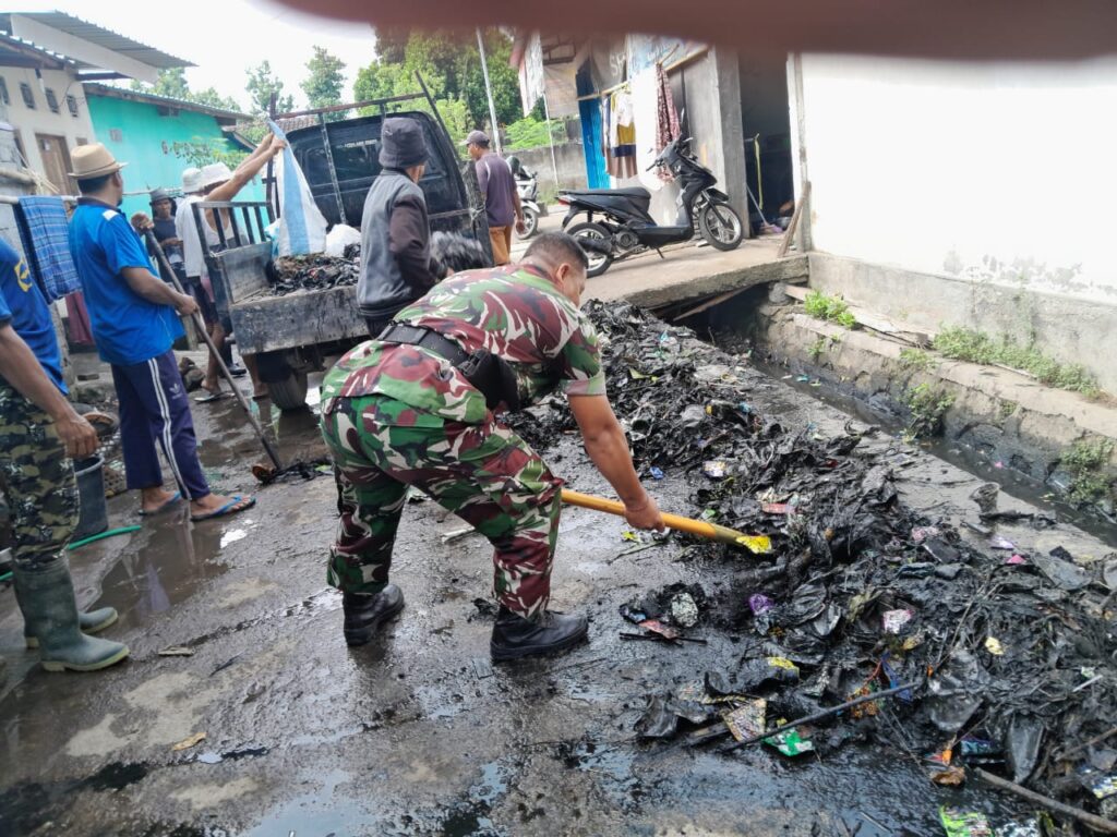 Babinsa Lembar dan Warga Gotong Royong Bersihkan Saluran Air